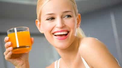 Boire un verre de jus d’orange bien frais