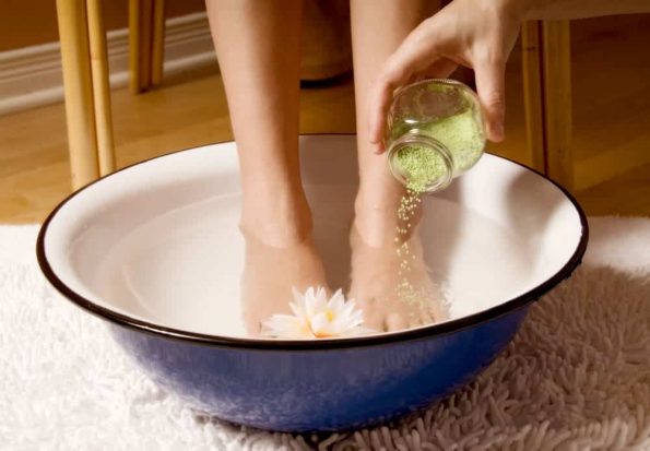 Miser sur une douche alternée et un bain de pieds