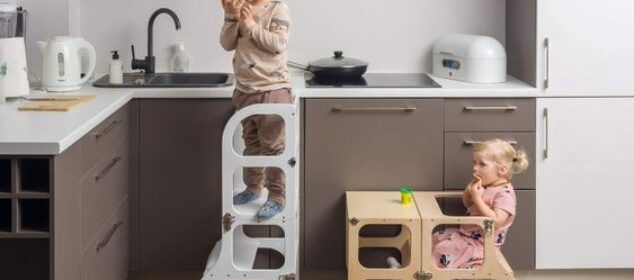 deux bébé sur leur tour Montessori