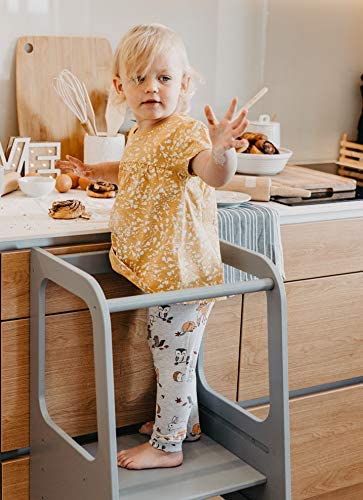 petite fille sur tabouret montessori