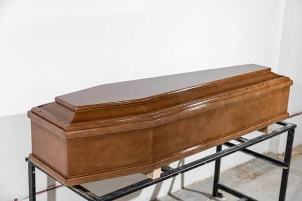 Une plaque funéraire près d'un cercueil 